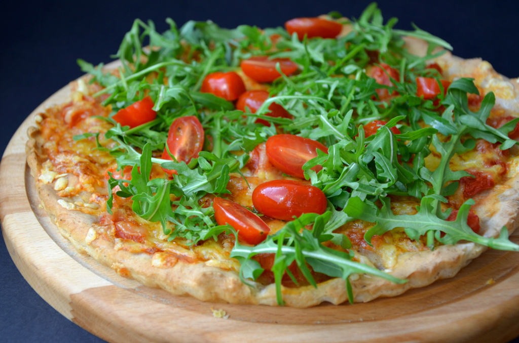 domowa pizza bezglutenowa z rukolą i pomidorkami