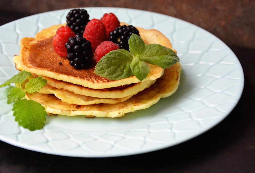 Pancakes Celiko – puszyste, amerykańskie placuszki podane z malinami i jeżynami.